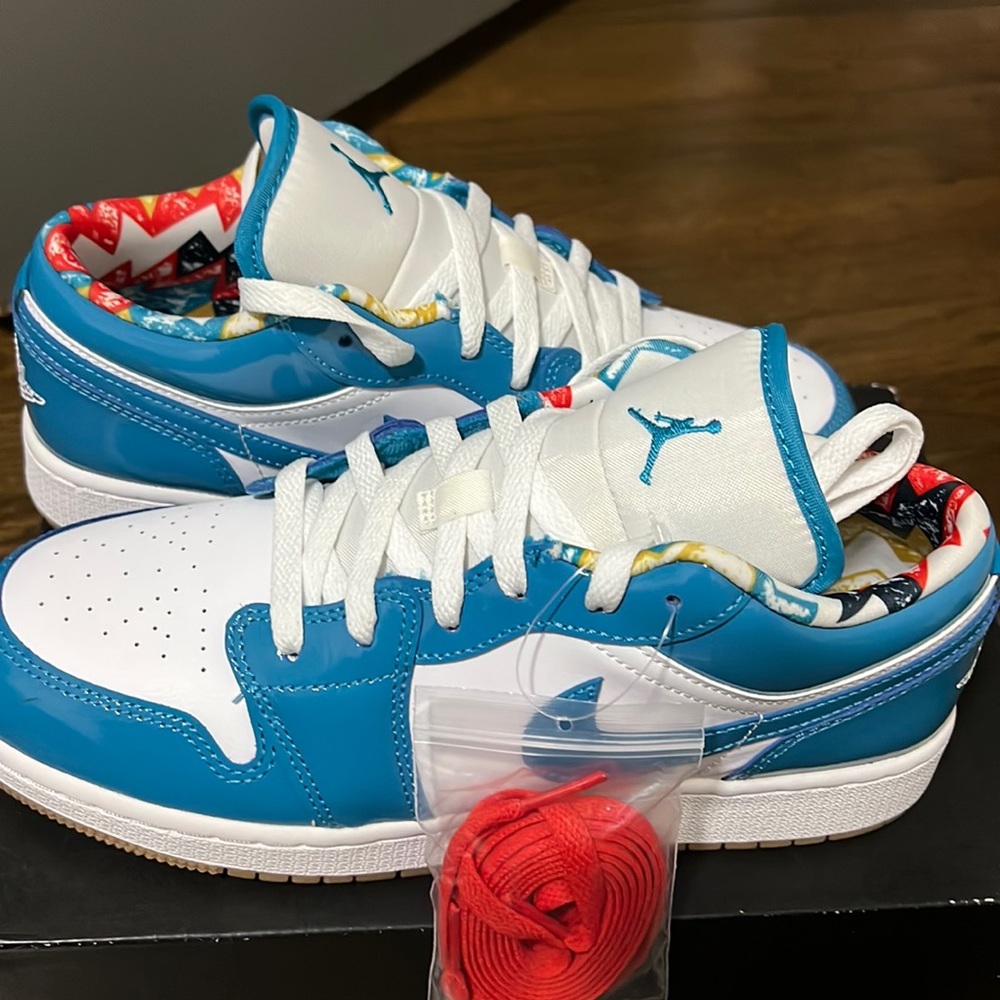 Brand new Air Jordan 1 low se (gs)